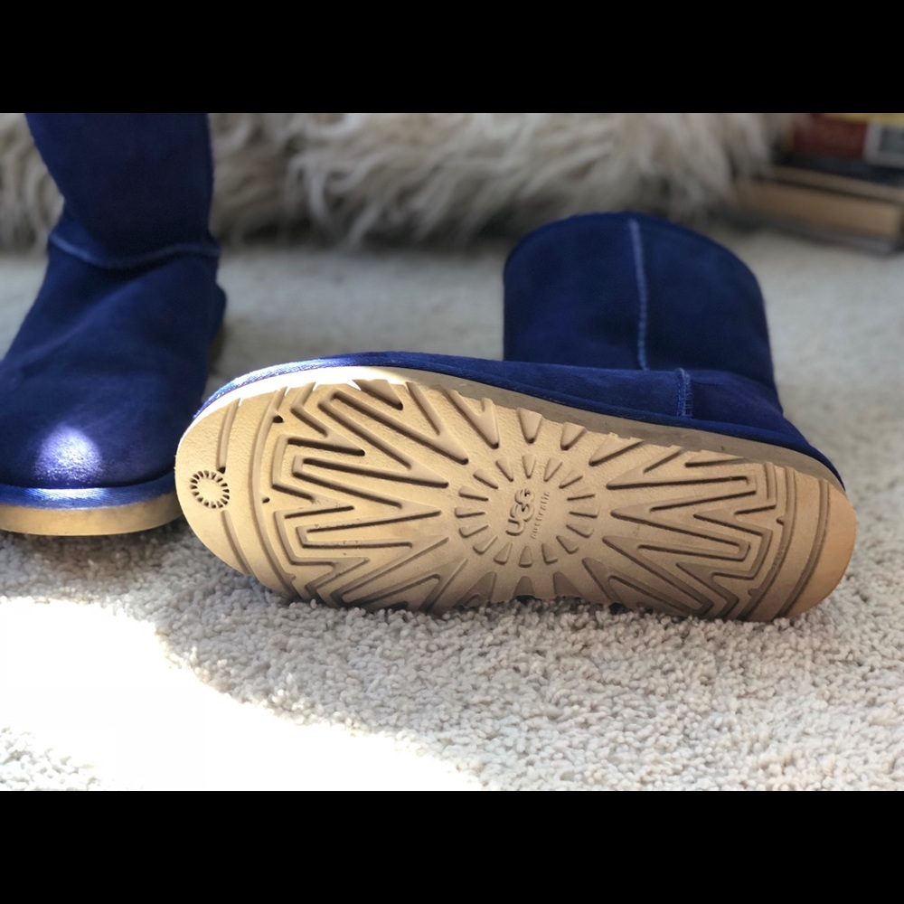 UGG Short Classic Boots - Picture 4 of 5